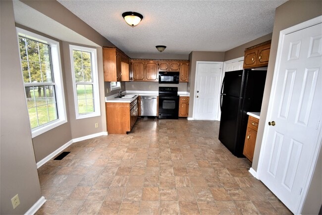 Photo - 3 Bedroom Pet Friendly Home For Rent!