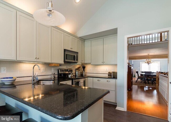 Photo - Stunning 2 bedroom and 3 Bathroom Townhome Style Condo / w Pool