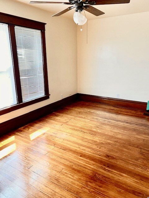 Photo - 305 Oak St