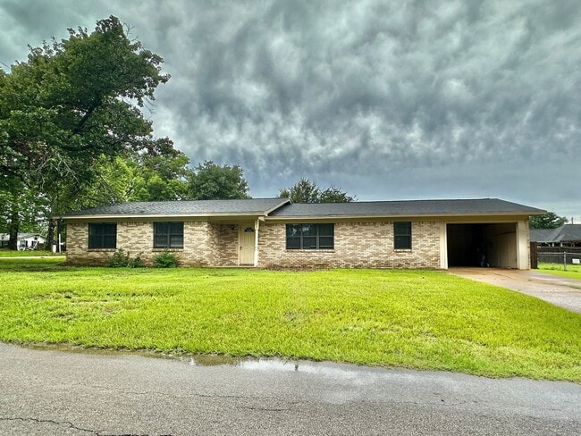 Building Photo - 703 Concord St Rental