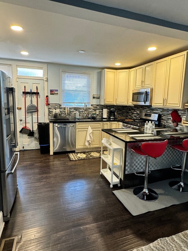 Photo - 634 N 67th St
