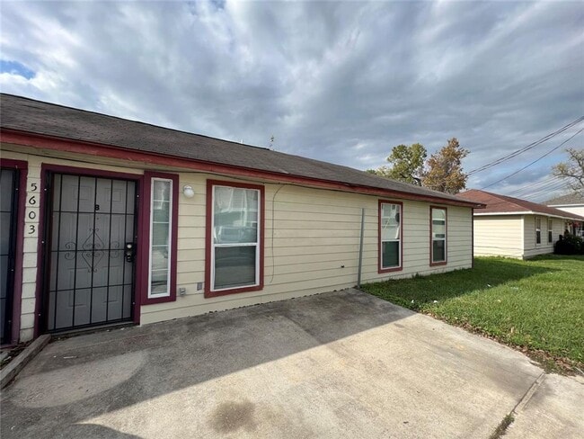 Building Photo - 3-Bedroom, 2-Bathroom Duplex in A Convenie... Rental