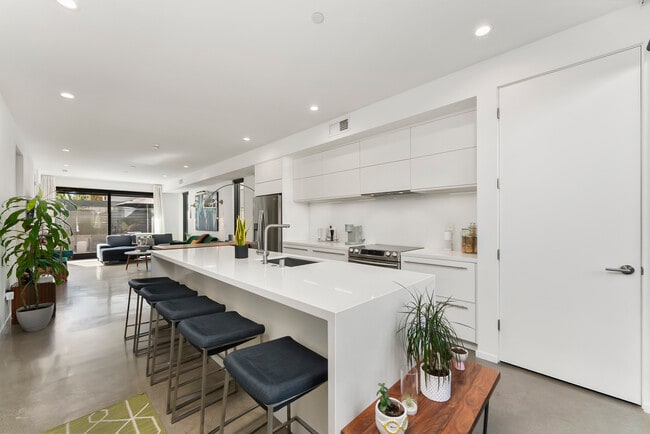 Photo - 1008 Yale St