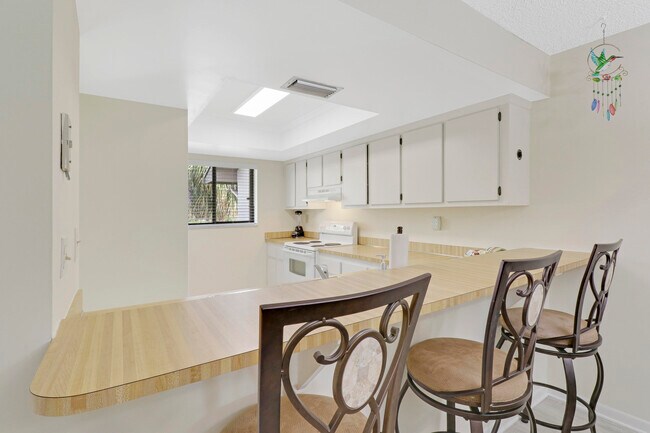 Photo - 1600 NE Dixie Hwy Unit 10-203