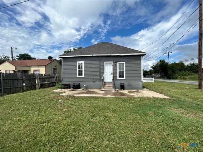 Photo - 400 Symes St