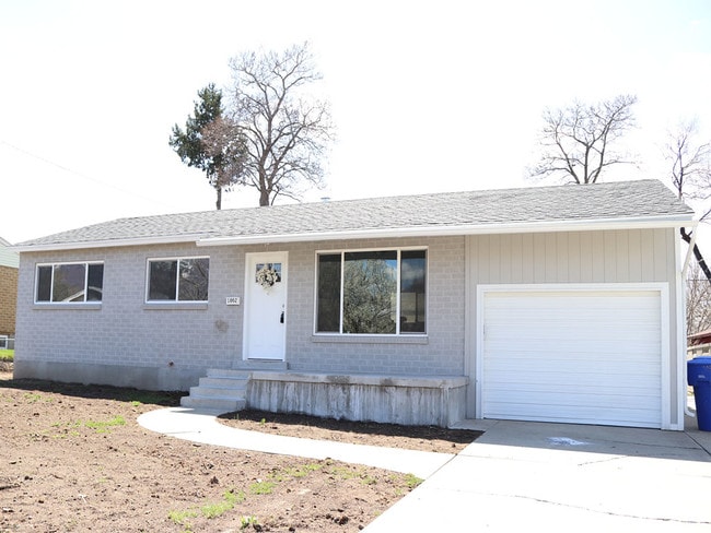 Building Photo - 1002 E Platinum Way