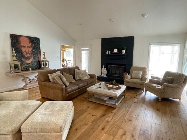 Photo - 10 Riviera Ct