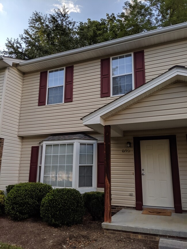 Front & Porch - 892 Patrick Henry Dr