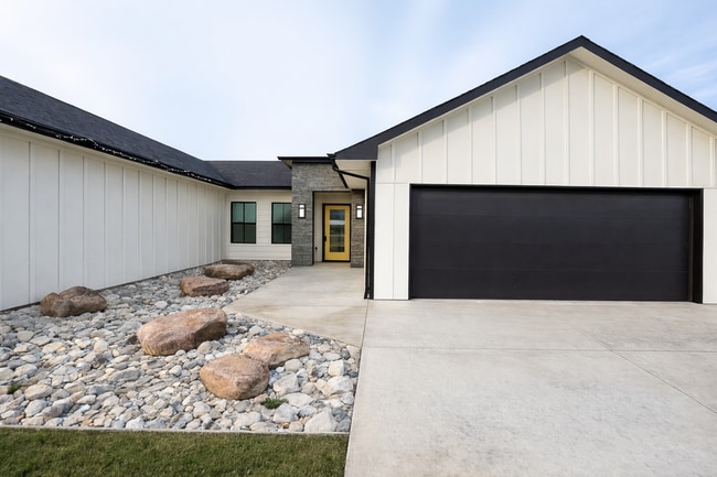 Building Photo - 5140/42 Chase Cir Unit 5140 Chase