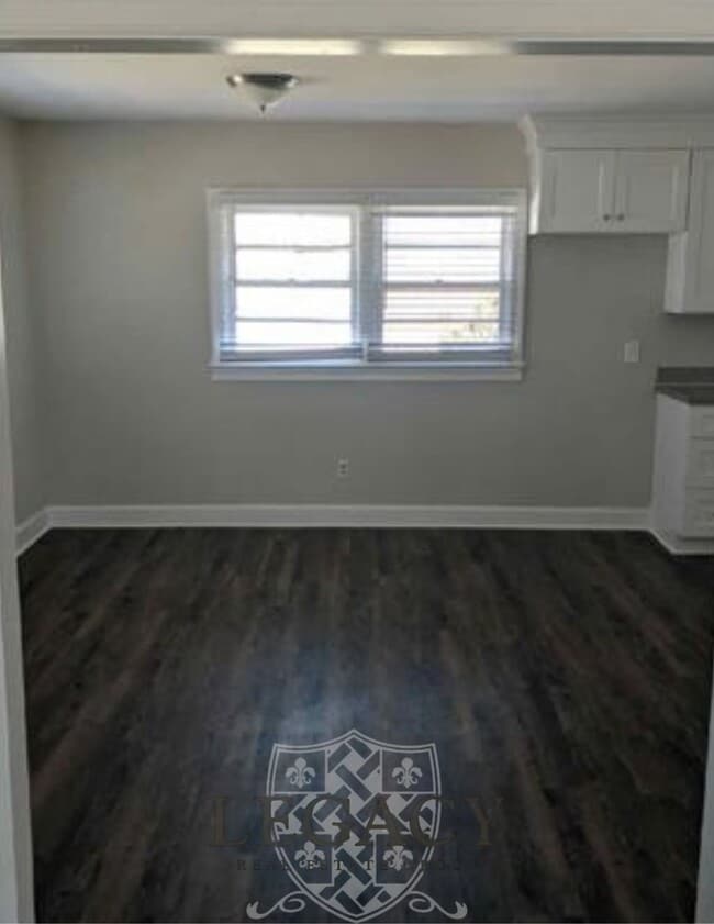 Photo - 210 W Lokey Ave