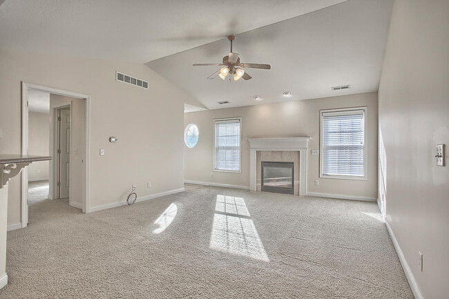 701 N Prairieview Rd Unit 8