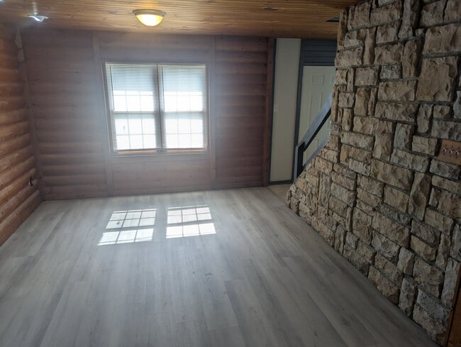 Photo - 925 Scott Rd