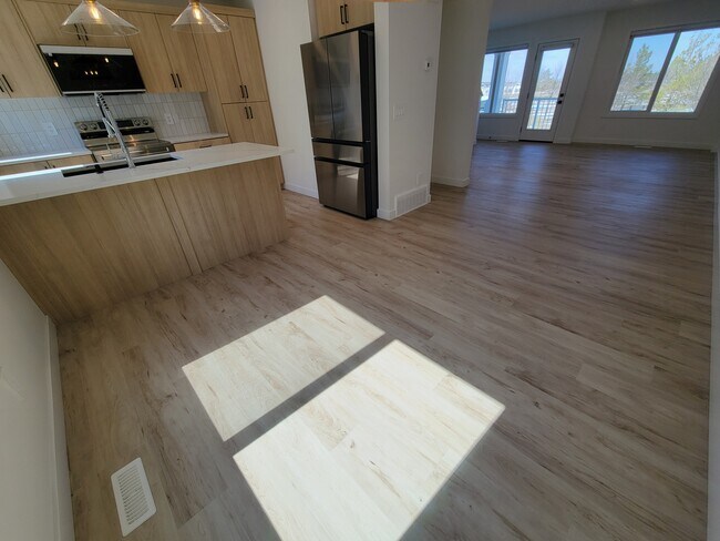 Photo - 16335-16384 84 St NW
