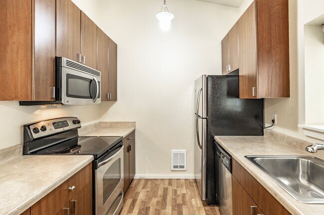 Photo - Mill Creek 2 bdrm, 2 bath Condo - Walk to ... Unit E304