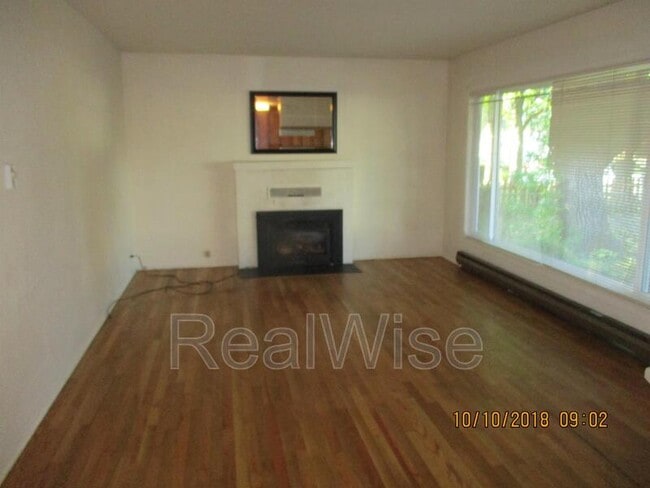 Photo - 443 NE Baker Dr