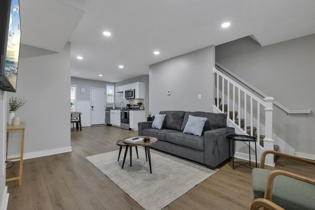Modern 2BR Townhouse Walk to Downtown All Utilities Included