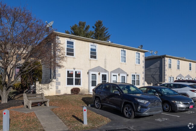 Photo - Courtyard of Thomas Holmes