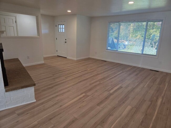 Photo - *Price Reduction* on a Newly renovated thr... Unidad 2676 Upper Dr