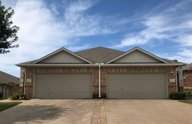 Building Photo - Beautiful 3 Bedroom Duplex!