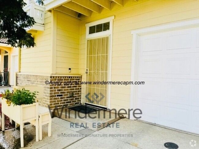 Building Photo - Spacious 3-bedroom with Updated Finishes a... Rental