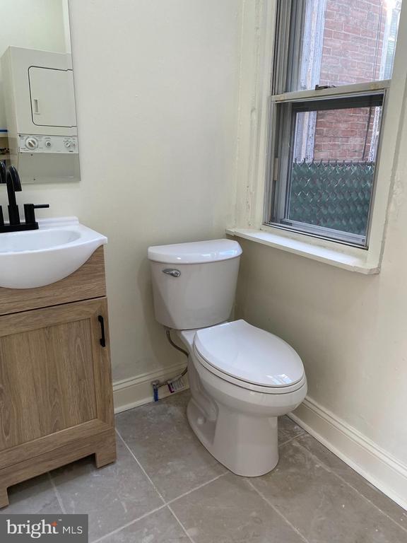 Photo - 823 Hutton St