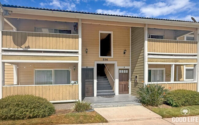 Building Photo - Spacious 3-Bedroom Top-Floor Condo in Chul... Unit H