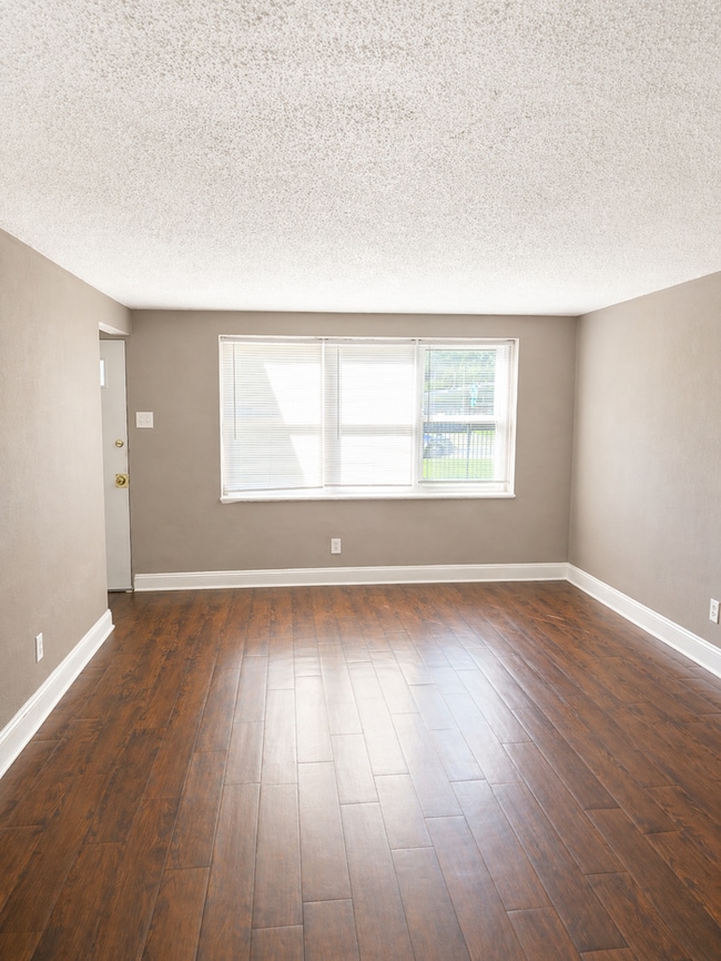 Photo - 978 Warder Ave