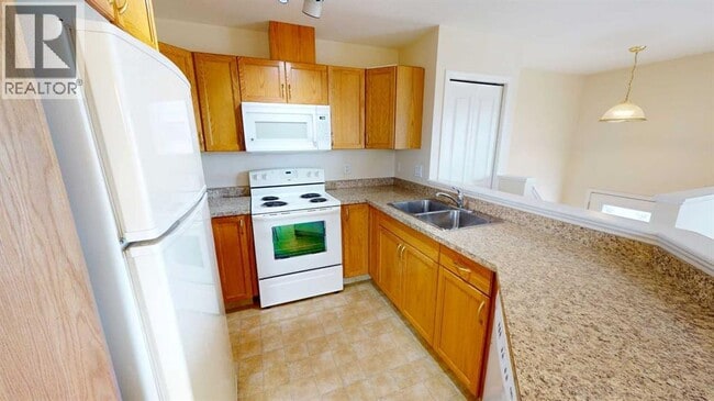 Photo - 9804-9899 99 St