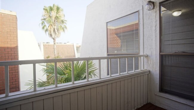 Building Photo - Charming 1/1 in Gated Community Unit 306