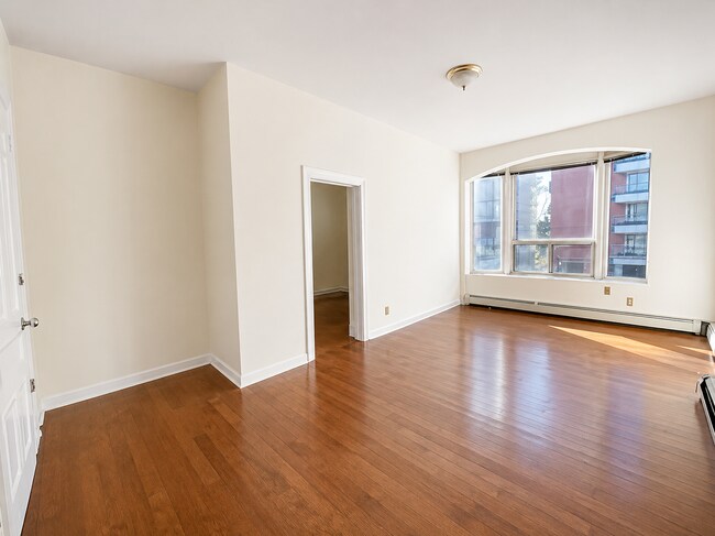 Building Photo - 101-103 Spadina Rd Unit 103-3