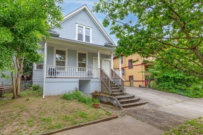 Building Photo - 714 SE 19th Ave Unit 1