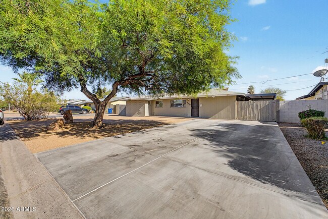 515 E Vista Del Cerro Dr