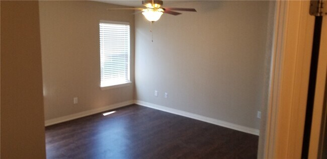 Photo - 631 N Longfellow Ln