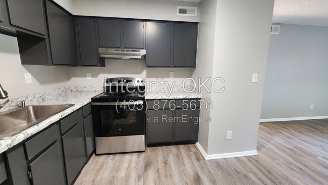 Photo - 3805 N Rockwell Ave Unit 210