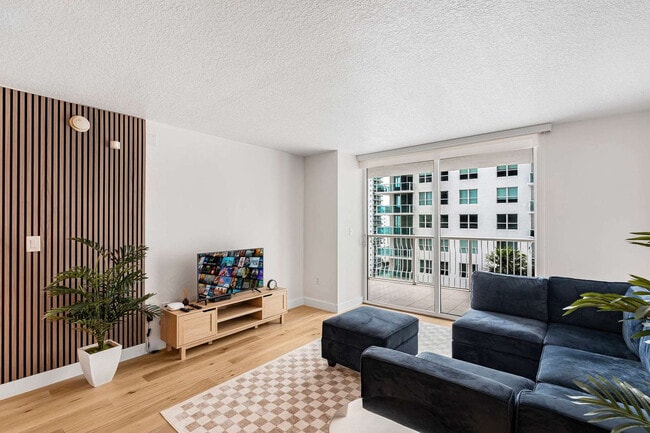 Photo - 1 SE 12th St Unidad FL15-ID1256813P