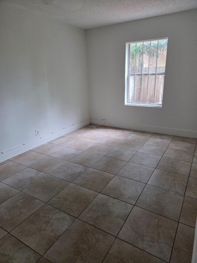 Photo - 1633 W 28th St