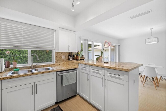 Photo - 811 Capri St