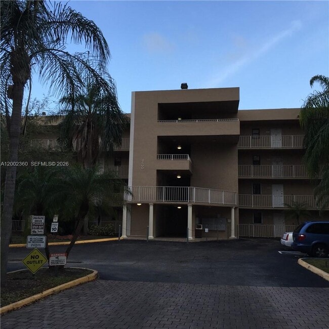 Building Photo - 8500 NW 8th St Unit 308