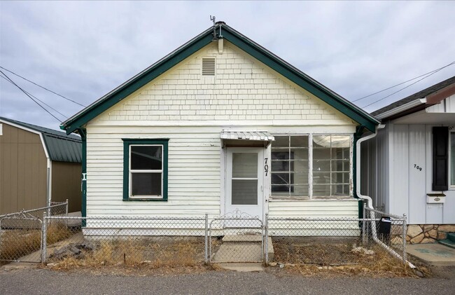 Building Photo - 707 E Front St