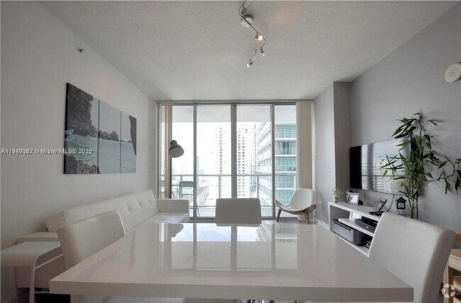 Building Photo - 79 SW 12th St Unit 2410-S Rental
