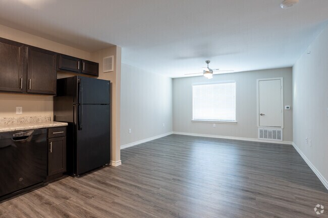 1HAB, 1BA - 743 ft² - Commons at Manor