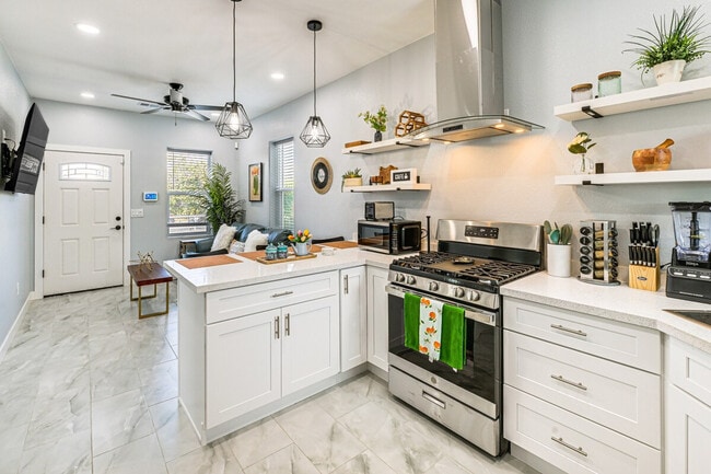 Photo - 226 E 10th St Unit ID1307165P