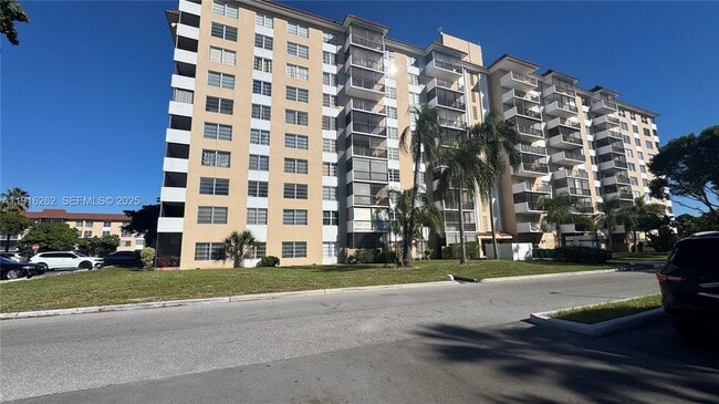 Building Photo - 4174 Inverrary Dr Unit 906