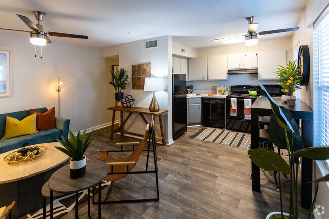 Building Photo - Highland Grand