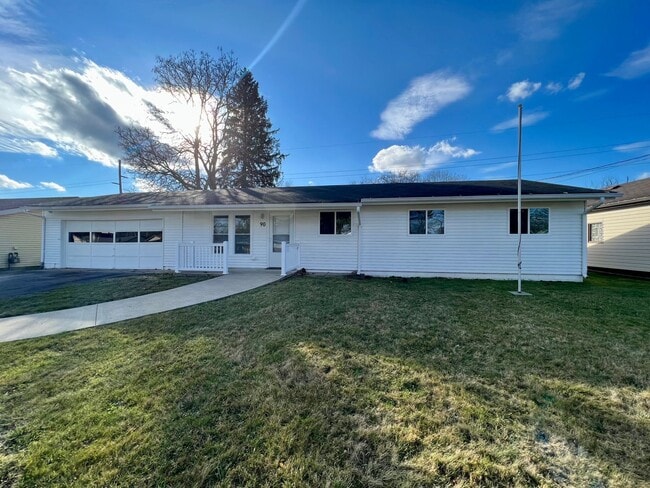 Photo - Massive Space! 4 Bedrooms 2 Bathrooms - Cr...
