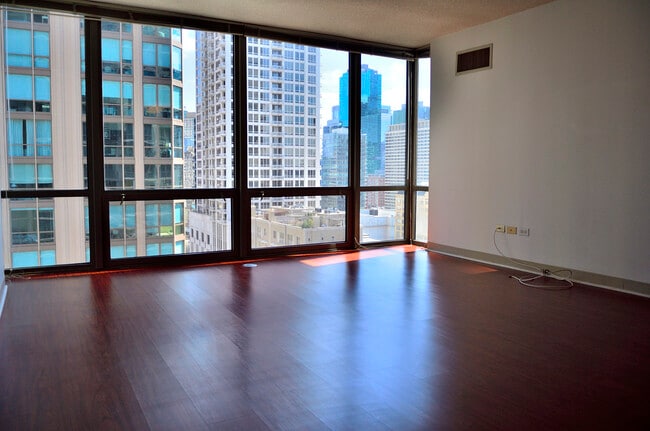 Building Photo - 2 E Erie St Unit 1814