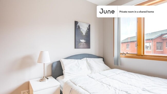 Room in Shared 4 bed/2.5 bath home in Chinatown