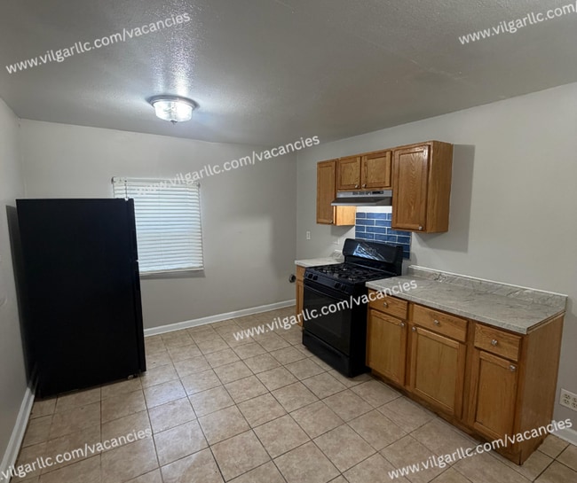 Building Photo - FOR RENT — SPACIOUS 3 BED / 2 BATH HOME