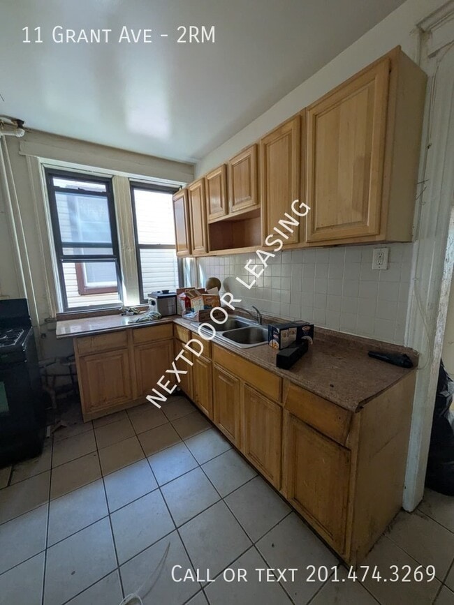 Building Photo - 11 Grant Ave Unit 2RM