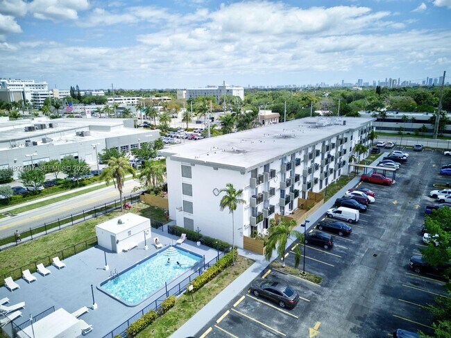 Building Photo - 16450 NW 2nd Ave Unit 212